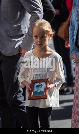 Sydney, Australien. 25. April 2016. Ein kleines Mädchen hält eine Porträt, die während der ANZAC Day Parade in Sydney, Australien, 25. April 2016 im Krieg geopfert. ANZAC Day ist ein nationaler Tag des Gedenkens in Australien und Neuseeland ursprünglich zu Ehren die Mitglieder der australischen und New Zealand Army Corps (ANZAC), bei Gallipoli im ersten Weltkrieg aber jetzt mehr kämpfte um all jene zu gedenken, serviert und bei militärischen Operationen für ihr Land gestorben. Bildnachweis: Zhu Hongye/Xinhua/Alamy Live-Nachrichten Stockfoto