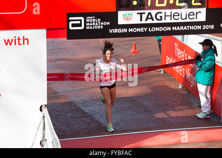 Die Mall, London, UK, 24. April 2016, Sinha, Sabrina beendet die Jungfrau Geld geben Mini London Marathon 201 Credit: Keith Larby/Alamy Live News Stockfoto