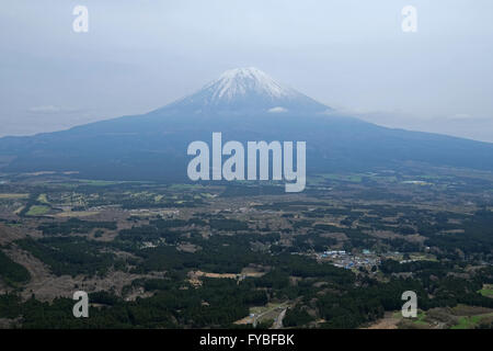 Mt. Fuji ist am 16. April 2016, in Fujinomiya City, Präfektur Shizuoka, Japan gesehen. © Yuriko Nakao/AFLO/Alamy Live-Nachrichten Stockfoto