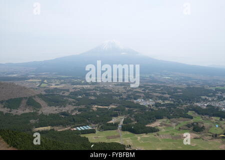 Mt. Fuji ist am 16. April 2016, in Fujinomiya City, Präfektur Shizuoka, Japan gesehen. © Yuriko Nakao/AFLO/Alamy Live-Nachrichten Stockfoto