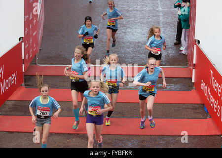 Die Mall, London, UK, 24. April 2016, Mädchen beenden die Jungfrau Geld geben Mini London Marathon 201 Credit: Keith Larby/Alamy Live News Stockfoto