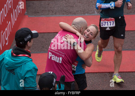 London, UK. 24. April 2016. Liebe und Spaß-Läufer teilnehmen in 2016 London Marathon Credit: Scott Wishart/Alamy Live News Stockfoto