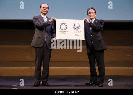 Tokio, Japan. 25. April 2016. (L-R) Sadaharu Oh, Ryohei MIyata 25. April 2016: Olympia-Logo ist eine Enthüllung Veranstaltung für die Tokio 2020 Olympischen und Paralympischen Spiele offizielle Embleme in Tokio gesehen. Die Tokyo-Organisationskomitee der Olympischen und Paralympischen Spiele enthüllt die Embleme. Bildnachweis: Yusuke Nakanishi/AFLO SPORT/Alamy Live-Nachrichten Stockfoto