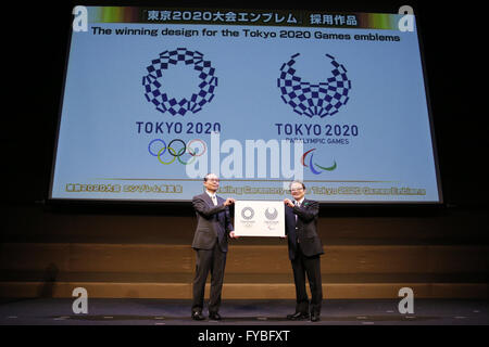 Tokio, Japan. 25. April 2016. (L-R) Sadaharu Oh, Ryohei MIyata 25. April 2016: Olympia-Logo ist eine Enthüllung Veranstaltung für die Tokio 2020 Olympischen und Paralympischen Spiele offizielle Embleme in Tokio gesehen. Die Tokyo-Organisationskomitee der Olympischen und Paralympischen Spiele enthüllt die Embleme. Bildnachweis: Yusuke Nakanishi/AFLO SPORT/Alamy Live-Nachrichten Stockfoto