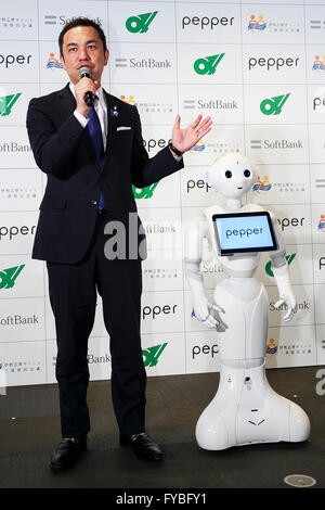 Tokio, Japan. 25. April 2016. Eikei Suzuki Gouverneur der Präfektur Mie spricht über seinen neuen Mitarbeitern, SoftBanks humanoiden Roboters Pfeffer am 25. April 2016, Tokyo, Japan. Eine spezielle Version von Pfeffer Pfeffer Omotenashi genannt wird während des G7-Gipfels Japan 2016 Ise-Shima als kommissarischer Leiter der PR Arbeit und Interaktion mit japanischen und ausländischen Medien, die Bereitstellung von Informationen über die Präfektur der nächsten Gruppe von sieben Sitzung programmiert wurde. Bildnachweis: Aflo Co. Ltd./Alamy Live-Nachrichten Stockfoto