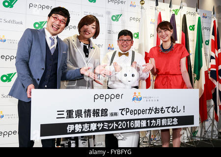 Tokio, Japan. 25. April 2016. (L, R) Eikei Suzuki Gouverneur der Präfektur Mie, der Komiker Ryota Yamasato Shizuyo Yamazaki, Chan Kawai und Badmintonspieler Kumiko Ogura Pose für die Kameras während einer Werbeveranstaltung für die neuen Mitarbeiter der Präfektur Mie, SoftBanks humanoiden Roboters Pfeffer am 25. April 2016, Tokio, Japan. Bildnachweis: Aflo Co. Ltd./Alamy Live-Nachrichten Stockfoto