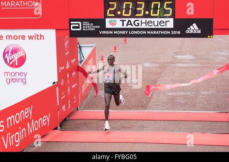 Eliud Kipchoge (Kenia), Gewinner des Virgin Money London Marathon 2016. London 24.04.2016 Stockfoto