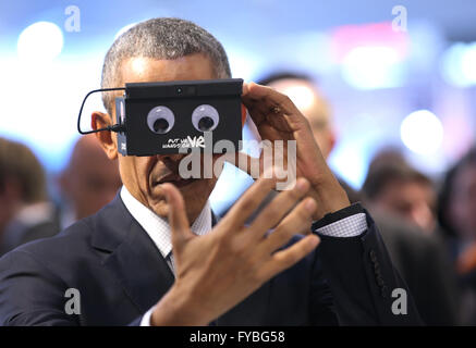 Hannover, Deutschland. 25. April 2016. US-Präsident Barack Obama besucht den Stand der Ifm electronic (Automatisierungstechnik) auf der Hannover Messe Industrie-Technologiemesse in Hannover, 25. April 2016. Die USA sind das diesjährige Partnerland der Messe. Der US-Präsident ist bei einem zweitägigen Besuch in Deutschland. Foto: CHRITSTIAN CHARISIUS/Dpa/Alamy Live News Stockfoto