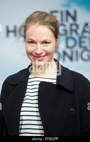 Berlin, Deutschland. 24. April 2016. Schauspielerin Anna Brueggemann kommt für die Europa-Premiere des Films "A Hologramm für den König" in Berlin, Deutschland, 24. April 2016. Foto: Jörg CARSTENSEN/Dpa/Alamy Live News Stockfoto