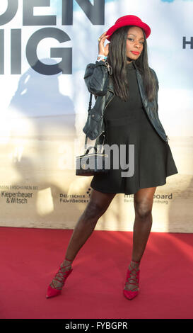 Berlin, Deutschland. 24. April 2016. Schauspielerin und Choreographin Nikeata Thompson kommt für die Europa-Premiere des Films "A Hologramm für den König" in Berlin, Deutschland, 24. April 2016. Foto: Jörg CARSTENSEN/Dpa/Alamy Live News Stockfoto