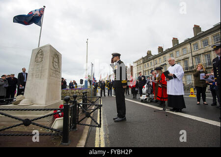 ANZAC Tag Trauerfeier, Offizier aus Australien salutiert, Weymouth, Dorset, England, UK Stockfoto