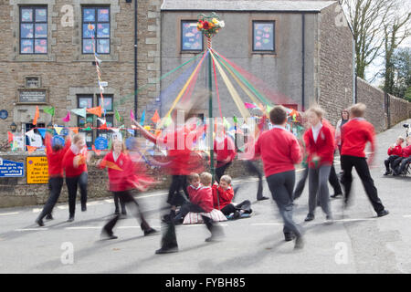 Wray, Lancashire, UK. 25. April 2016.  Schüler von Wray ausgestattet Grundschule feiern die Eröffnung des Wray Vogelscheuche Festivals tanzen in einem Kreis um den Maibaum.  Die Dorfbewohner von Wray sind zurück wieder mit ihren seltsamen & wunderbare Vogelscheuchen.  Dieses Jahre Thema ist "Entdecker", um fit in die Lehrpläne der Schulen.  Das Festival, gegründet 1995, findet in der Woche bis zum Maifeiertag. Bildnachweis: Cernan Elias/Alamy Live-Nachrichten Stockfoto