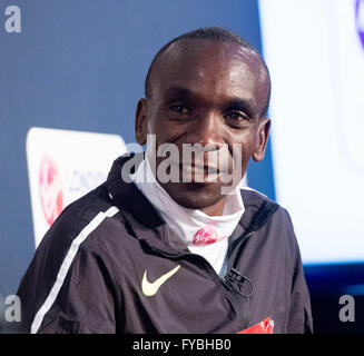 London UK.  25. April 2016 Virgin Money London Marathon Weltmeister Eliud Kipchoge und Jemima Sumgong Credit: Michael Tubi/Alamy Live-Nachrichten Stockfoto