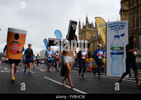 London, UK. 24. April 2016. London-Marathon-Läufer laufen durch die Stadt von London Vereinigtes Königreich. Bildnachweis: AH288/Alamy Live-Nachrichten Stockfoto