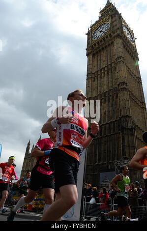 London, UK. 24. April 2016. 24. April 2016. London Straße Marathonläufer Credit: AH288/Alamy Live News Stockfoto