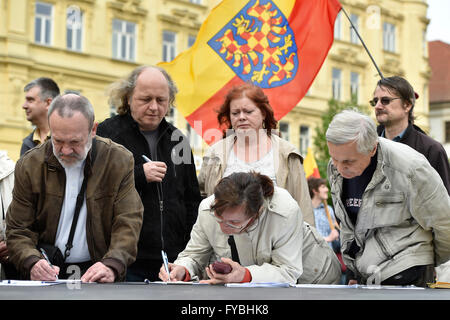 Brno, Tschechische Republik. 23. April 2016. Demonstration gegen den Plan, die Namen Tschechien oder Böhmen Tschechien in Brno, Tschechische Republik, 23. April 2016 verwendet. © Vaclav Salek/CTK Foto/Alamy Live-Nachrichten Stockfoto