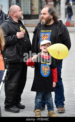 Brno, Tschechische Republik. 23. April 2016. Demonstration gegen den Plan, die Namen Tschechien oder Böhmen Tschechien in Brno, Tschechische Republik, 23. April 2016 verwendet. © Vaclav Salek/CTK Foto/Alamy Live-Nachrichten Stockfoto