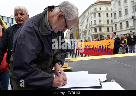 Brno, Tschechische Republik. 23. April 2016. Demonstration gegen den Plan, die Namen Tschechien oder Böhmen Tschechien in Brno, Tschechische Republik, 23. April 2016 verwendet. © Vaclav Salek/CTK Foto/Alamy Live-Nachrichten Stockfoto