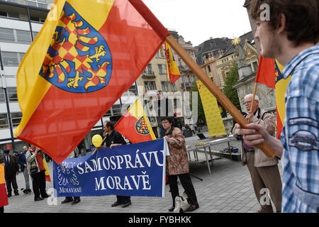 Brno, Tschechische Republik. 23. April 2016. Demonstration gegen den Plan, die Namen Tschechien oder Böhmen Tschechien in Brno, Tschechische Republik, 23. April 2016 verwendet. © Vaclav Salek/CTK Foto/Alamy Live-Nachrichten Stockfoto