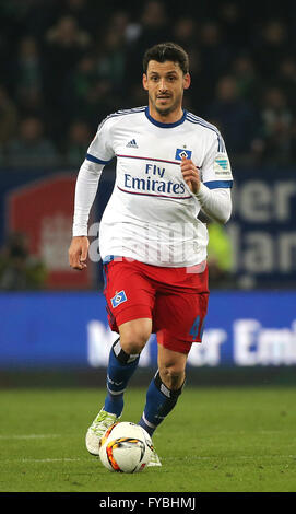 Hamburg, Deutschland. 22. April 2016. Hamburgs Emir Spahic in Aktion während der deutschen Fußball-Bundesliga-Fußball-match zwischen der Hamburger SV und Werder Bremen im Volksparkstadion in Hamburg, Deutschland, 22. April 2016. Foto: CHRISTIAN CHARISIUS/Dpa/Alamy Live News Stockfoto