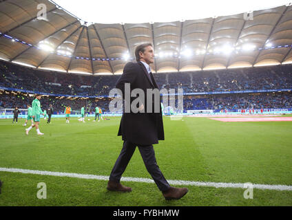 Hamburg, Deutschland. 22. April 2016. Hamburgs Trainer Bruno Labbadia vor den deutschen Bundesliga-Fußballspiel zwischen der Hamburger SV und Werder Bremen im Volksparkstadion in Hamburg, Deutschland, 22. April 2016. Foto: CHRISTIAN CHARISIUS/Dpa/Alamy Live News Stockfoto