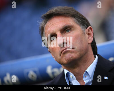 Hamburg, Deutschland. 22. April 2016. Hamburgs Trainer Bruno Labbadia vor den deutschen Bundesliga-Fußballspiel zwischen der Hamburger SV und Werder Bremen im Volksparkstadion in Hamburg, Deutschland, 22. April 2016. Foto: CHRISTIAN CHARISIUS/Dpa/Alamy Live News Stockfoto