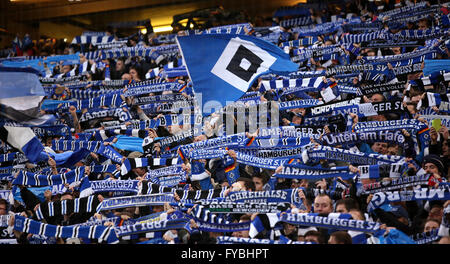 Hamburg, Deutschland. 22. April 2016. Hamburg Fans jubeln für ihr Team während der deutschen Fußball-Bundesliga-Fußball-match zwischen der Hamburger SV und Werder Bremen im Volksparkstadion in Hamburg, Deutschland, 22. April 2016. Foto: CHRISTIAN CHARISIUS/Dpa/Alamy Live News Stockfoto