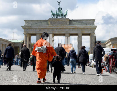 Berlin, Deutschland. 25. April 2016. Eine japanische Frau trägt einen Kimono steht mit ihrem Sohn vor dem Brandenburger Tor in Berlin, Deutschland, 25. April 2016. Foto: BRITTA PEDERSEN/Dpa/Alamy Live News Stockfoto