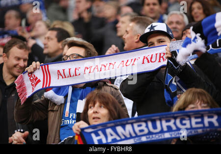 Hamburg, Deutschland. 22. April 2016. Hamburg Fans jubeln für ihr Team während der deutschen Fußball-Bundesliga-Fußball-match zwischen der Hamburger SV und Werder Bremen im Volksparkstadion in Hamburg, Deutschland, 22. April 2016. Foto: CHRISTIAN CHARISIUS/Dpa/Alamy Live News Stockfoto