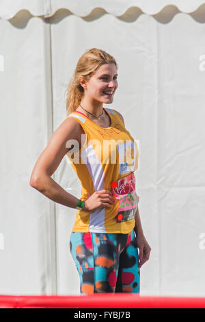 London, UK. 24. April 2016. Ashley James posiert vor seinem Eintritt bei Läufer an der Startlinie für den London-Marathon. © Jerzy Swiszczowski/Alamy Live-Nachrichten Stockfoto