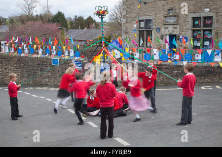 Wray, Lancashire, UK. 25. April 2016.  Schüler von Wray ausgestattet Grundschule feiern die Eröffnung des Wray Vogelscheuche Festivals tanzen in einem Kreis um den Maibaum.  Die Dorfbewohner von Wray sind zurück wieder mit ihren seltsamen & wunderbare Vogelscheuchen.  Dieses Jahre Thema ist "Entdecker", um fit in die Lehrpläne der Schulen.  Das Festival, gegründet 1995, findet in der Woche bis zum Maifeiertag. Bildnachweis: Cernan Elias/Alamy Live-Nachrichten Stockfoto