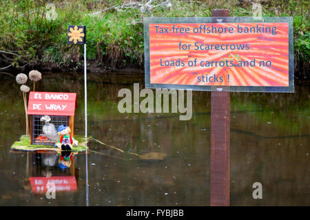 Steuerfreie Offshore-Banking-Zeichen in Wray, Lancashire, Großbritannien 25. April 2016. Karotten * No Sticks beim Wray Annual Scarecrow Festival überraschen und begeistern schräge, verrückte und wunderbare Scarecrow-Kreationen die Besucher. Jedes Jahr beherbergt das Dorf Wray eine Vogelscheuche, die zu einem Thema des Schullehrplans passt, mit Kreationen, die in den Dorfgärten auftauchen, aus den Fenstern gucken und auf Balkonen sitzen. Das Vogelscheuchen-Festival, gegründet 1995, findet in der Woche vor dem 1. Mai statt, wenn es eine Messe und ein Wochenende eine Parade der Riesen gibt. Quelle: Cernan Elias/Alamy Live News Stockfoto