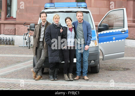 Dortmund, Deutschland. 25. April 2016. Joerg Hartmann, Anna Schudt, Aylin Tezel und Stefan Konarske bei einem Fototermin am Set des WDR-Tatort 'Sturm'. © Maik Boenisch/Pacific Press/Alamy Live-Nachrichten Stockfoto