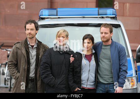 Dortmund, Deutschland. 25. April 2016. Joerg Hartmann, Anna Schudt, Aylin Tezel und Stefan Konarske bei einem Fototermin am Set des WDR-Tatort 'Sturm'. © Maik Boenisch/Pacific Press/Alamy Live-Nachrichten Stockfoto