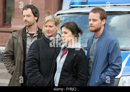 Dortmund, Deutschland. 25. April 2016. Joerg Hartmann, Anna Schudt, Aylin Tezel und Stefan Konarske bei einem Fototermin am Set des WDR-Tatort 'Sturm'. © Maik Boenisch/Pacific Press/Alamy Live-Nachrichten Stockfoto