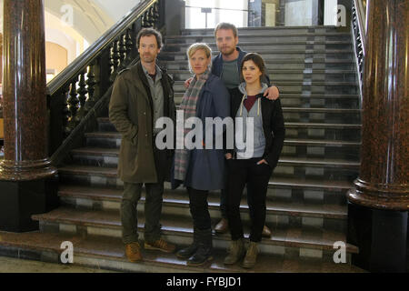 Dortmund, Deutschland. 25. April 2016. Joerg Hartmann, Anna Schudt, Stefan Konarske und Aylin Tezel bei einem Fototermin am Set des WDR-Tatort 'Sturm'. © Maik Boenisch/Pacific Press/Alamy Live-Nachrichten Stockfoto