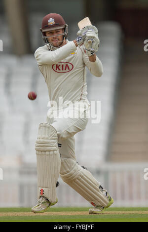 London, UK. 25. April 2016. Ben Foake Wimper für Surrey am Tag match zwei der "Spec-Savers" County Championship Division One gegen Somerset im Oval. David Rowe/Alamy Live Stockfoto