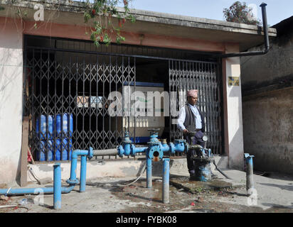 Kathmandu, Nepal. 6. April 2016. Tribhuvan University Teaching Hospital in Kathmandu, Nepal, 6. April 2016 nach einem Jahr von Erdbeben. Vor einem Jahr, rumpelte Nepal mit einem massiven 7.8 Erdbeben, der Alltag der Armen Himalaya landesweit zu zerschlagen. © Tereza Supova/CTK Foto/Alamy Live-Nachrichten Stockfoto