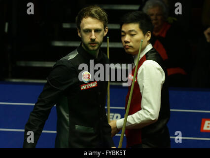 Sheffield, UK. 25. April 2016. Nummer fünf der Welt, Judd Trump verlor gegen Chinas Ding Junhui durch 13-10 in der 2 Runde der Weltmeisterschaft in Sheffield. © Michael Cullen/ZUMA Draht/Alamy Live-Nachrichten Stockfoto