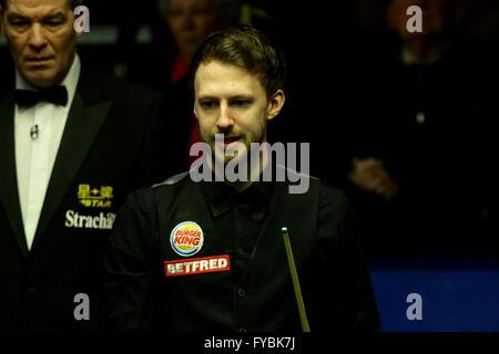 Sheffield, UK. 25. April 2016. Nummer fünf der Welt, Judd Trump verlor gegen Chinas Ding Junhui durch 13-10 in der 2 Runde der Weltmeisterschaft in Sheffield. © Michael Cullen/ZUMA Draht/Alamy Live-Nachrichten Stockfoto