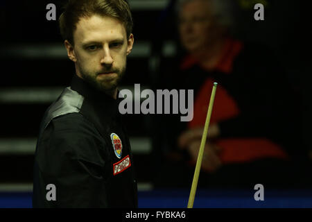 Sheffield, UK. 25. April 2016. Nummer fünf der Welt, Judd Trump verlor gegen Chinas Ding Junhui durch 13-10 in der 2 Runde der Weltmeisterschaft in Sheffield. © Michael Cullen/ZUMA Draht/Alamy Live-Nachrichten Stockfoto