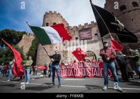 Rom, Italien. 25. April 2016. Italienische Partisanen besuchen eine Kundgebung anlässlich des Jubiläums der Tag der Befreiung in Rom. Tag der Befreiung Italiens (Festa della Liberazione) ist ein italienischer Nationalfeiertag zum Gedenken an das Ende der italienischen Bürgerkrieg und das Ende der Nazi-Besetzung des Landes während des zweiten Weltkriegs. © Giuseppe Ciccia/Pacific Press/Alamy Live-Nachrichten Stockfoto