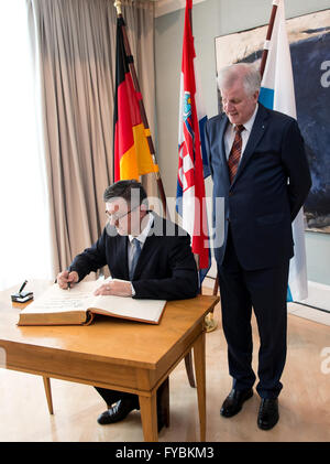 Kroatiens Ministerpräsident Tihomir Oreskovic (L) unterschreibt das Gästebuch der Bayerischen Staatsregierung, wie er von Horst Seehofer (R), Premier des deutschen Staates Bayern in München, Deutschland, 25. April 2016 begrüßt wird. Foto: SVEN HOPPE/dpa Stockfoto