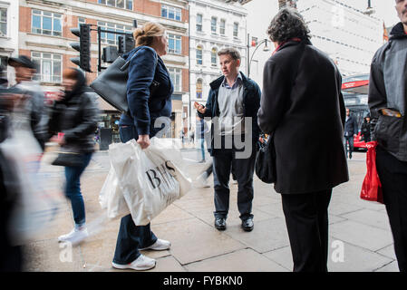 London, UK. 25. April 2016. Ein Kunde wird gebeten, reden, warum sie bei BHS shop von einem BBC-Reporter - BHS fällt in Verwaltung, da Kunden immer noch den Flagshipstore Oxford Street besuchen. Bildnachweis: Guy Bell/Alamy Live-Nachrichten Stockfoto