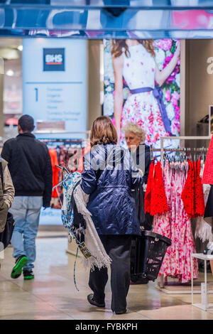 London, UK. 25. April 2016. Der Kundenstamm scheint in Bezug auf beide Ethnizität abwechslungsreiche und Altersgruppe - BHS fällt in Verwaltung wie Kunden noch den Flagshipstore Oxford Street besuchen. Bildnachweis: Guy Bell/Alamy Live-Nachrichten Stockfoto