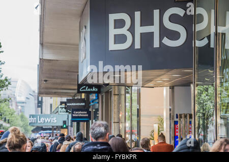 London, UK. 25. April 2016. Die Probleme bei BHS können an anderer Stelle auf der High Street, niederschlagen, obwohl John Lewis weiterhin den Kopf über Wasser zu halten - BHS in Verwaltung, fällt da Kunden immer noch den Flagshipstore Oxford Street besuchen. Bildnachweis: Guy Bell/Alamy Live-Nachrichten Stockfoto