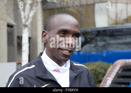 London, UK. 25. April 2016. Eliud Kipchoge(Kenya) nimmt an einem Fototermin durch einen Turm gehen Kredit: Keith Larby/Alamy Live News Stockfoto