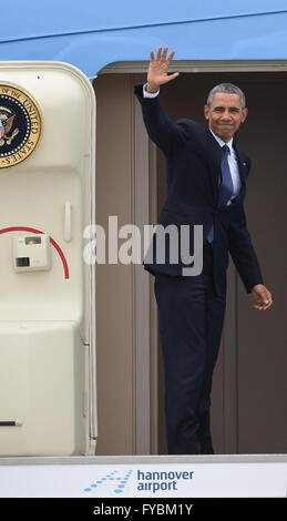 Hannover, Deutschland. 25. April 2016. US-Präsident Barack Obama "Wellenlinien" wie er Air Force One bei seiner Abreise vom Flughafen in Hannover, Deutschland, 25. April 2016 Bretter. US-Präsident Obama ist zum Abschluss seines zweitägigen Besuchs in Deutschland. Foto: HOLGER HOLLEMANN/Dpa/Alamy Live News Stockfoto