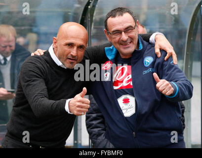 Rom, Italien. 25. April 2016. Roma Trainer von Italien Luciano Spalletti (L) grüßt Napoli italienische Trainer Maurizio Sarri, bevor die Serie A Fußballspiel AS Roma Vs SSC Napoli in das Olympiastadion. Roma gewann 1-0 Ergebnis. © Carlo Hermann/Pacific Press/Alamy Live-Nachrichten Stockfoto