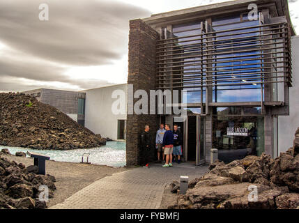 Reykjanes Halbinsel, Süd-West Island, Island. 5. August 2015. Eine Gruppe von Besuchern am Eingang zur berühmten blauen Lagune geothermische Spa befindet sich in einem Lavafeld in GrindavÃk auf der Halbinsel Reykjanes, südwestlichen Island. Ein beliebtes Touristenziel ist es eines der meist besuchten Attraktionen in Island, wo Tourismus ein wachsender Sektor der Wirtschaft geworden. © Arnold Drapkin/ZUMA Draht/Alamy Live-Nachrichten Stockfoto